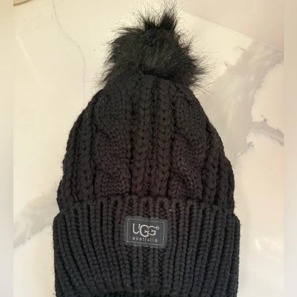 Ugg new black bean pom pom hat with soft warm inside. - Picture 1 of 3